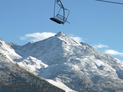 Two bedroom apartment situated on the slopes and close to shops in Meribel Mottaret talvel