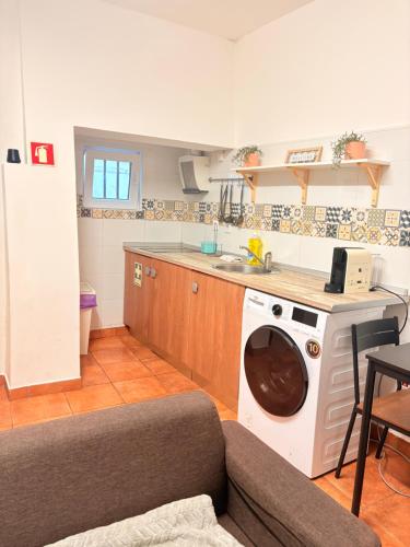 a kitchen with a washing machine in a room at Cozy apartment Elvas1 in Elvas