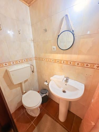 a bathroom with a toilet and a sink at Cozy apartment Elvas1 in Elvas
