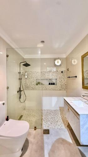 استراحة ريف حتا في حتا: حمام مزود بدُش ومرحاض ومغسلة