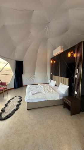 a bedroom with a bed in a tent at Elite Rum Camp in Disah