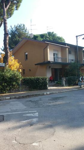 dom po stronie ulicy w obiekcie Casa Vacanze Zadina w Cesenatico
