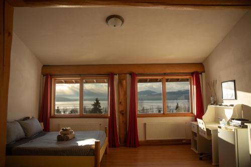 เตียงในห้องที่ Williston Lake Resort