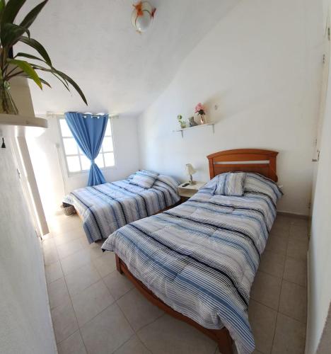 a bedroom with two beds and a window at Casa Totalmente Equipada en Acapulco Diamante in Acapulco