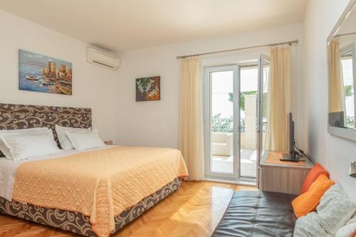 Apartments by the sea Podgora, Makarska - 6780