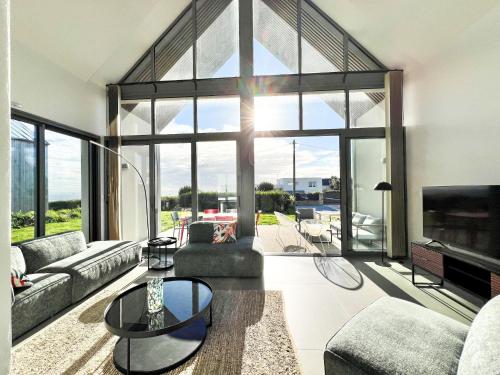 Architect-designed villa with sea view