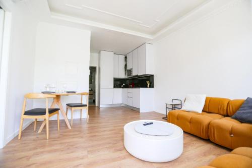 63 Lettér - Sun-Filled & Quiet Apartments with Elevator Access