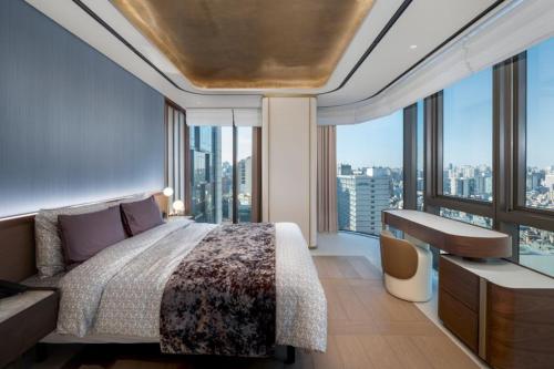 a bedroom with a bed with a view of a city at 마티네차움호텔 in Seoul
