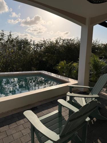 Swimmingpoolen hos eller tæt på Kahlúa Suites