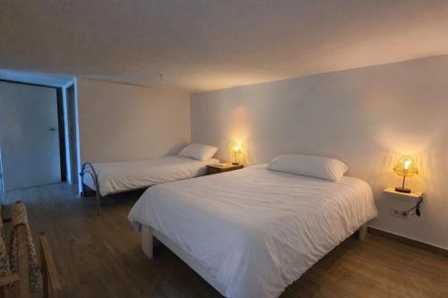 En eller flere senge i et værelse på Kahlúa Suites