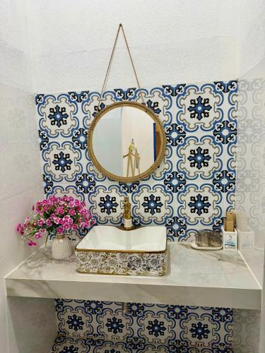 a bathroom with a sink and a mirror at Homestay Đan Sam in Ninh Hải