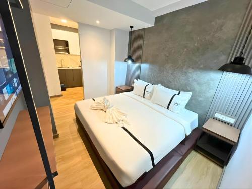 a bedroom with a large white bed in a room at Seeds Hotel Bukit Bintang in Kuala Lumpur