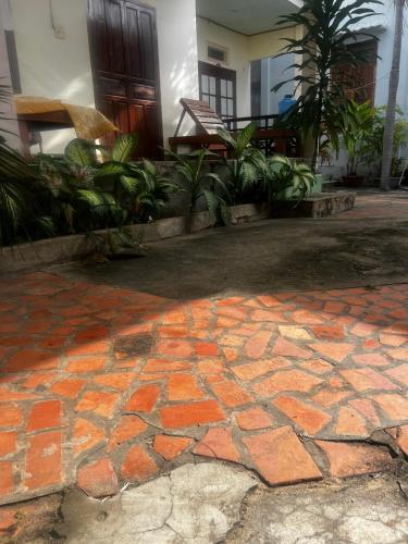 a brick walkway in front of a building at Homsetay Đồng Phát in Ấp Thiện Phước