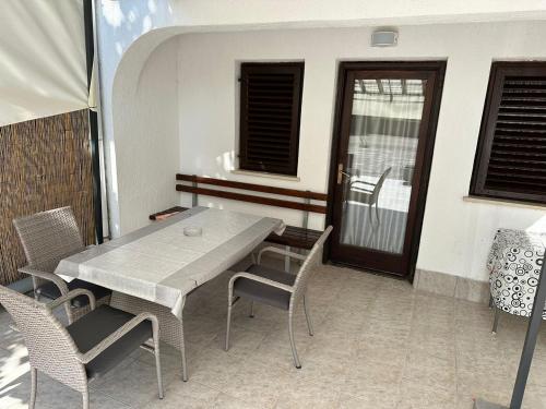 Apartment with A - C in Malinska-Insel Krk 54690
