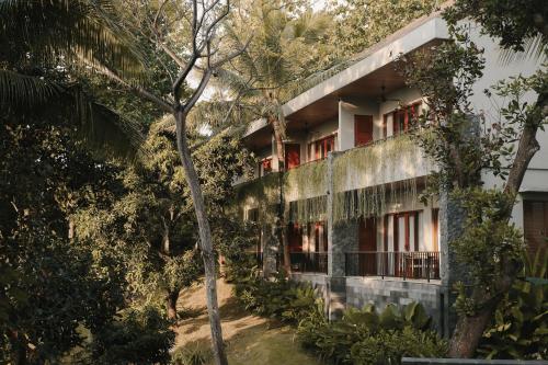 an external view of a building in the jungle at Sanglung Villas & Suites in Kubutambahan