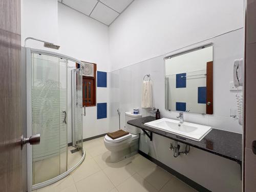 a bathroom with a sink and a shower and a toilet at Moi Ella by DBI in Ella