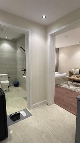 a room with a bathroom and a bedroom with a bed at شقة حي الوزارات in Riyadh