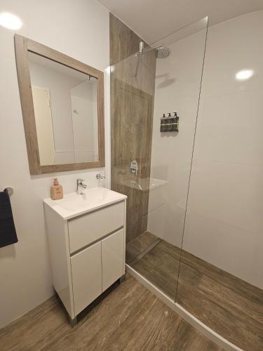a bathroom with a sink and a shower at Tower Suites - Exclusiva Suite 9 - Centro de Neuquén in Neuquén