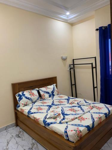 una camera da letto con un letto in una stanza di MRGAppart a Brazzaville