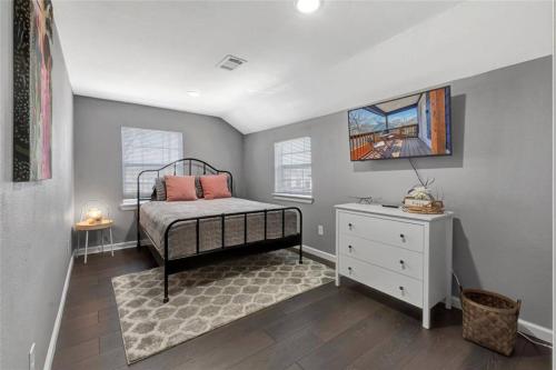a bedroom with a bed and a dresser in a room at Super Cozy 2 bedroom with Fast WIFI and Queen Bed close to Downtown Houston!! in Houston