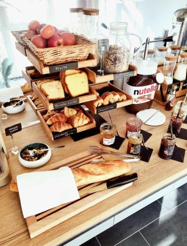 un tavolo con diversi tipi di pane e dolci di Atlantic Hôtel a Pau