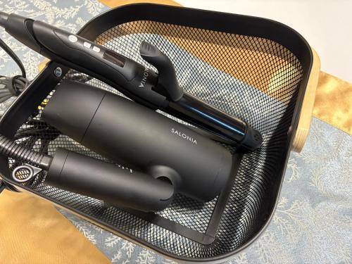 a hair dryer in a black basket on a table at ウィングランデ博多南 in Fukuoka
