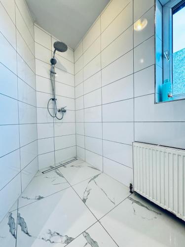 Comfortable Private Rooms in 3BR Apartment Near Kaufpark Alterlaa
