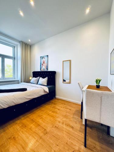Comfortable Private Rooms in 3BR Apartment Near Kaufpark Alterlaa