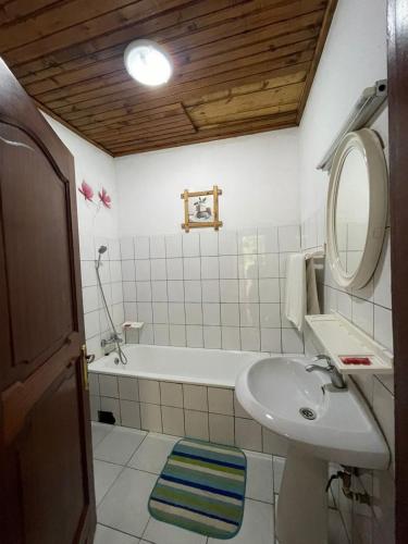 Koupelna v ubytování La Bella Resort