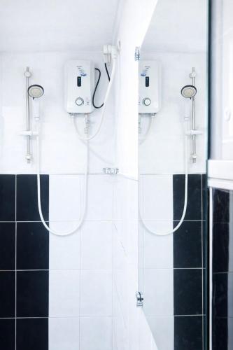 a bathroom with a shower with white fixtures at Hushwood ELLA in Ella