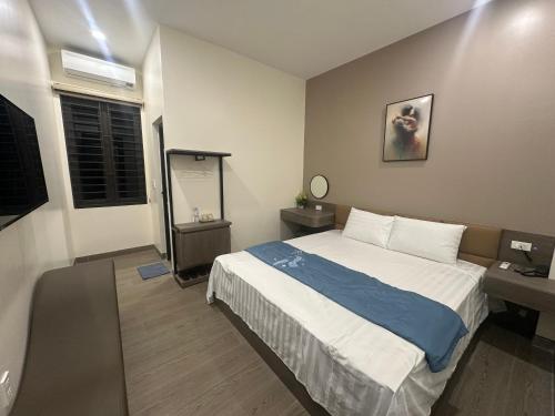 a bedroom with a large bed and a mirror at Ruby Motel in Trà Phương