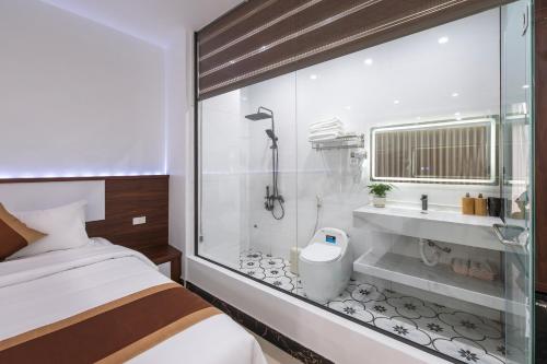 a bathroom with a bed and a shower and a sink at Tam Coc Sunshine Villa in Vũ Lâm