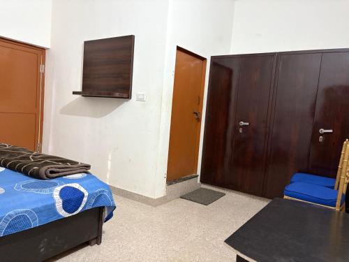 a room with a bed and a closet and a door at Hotel Vishal in Jaipur