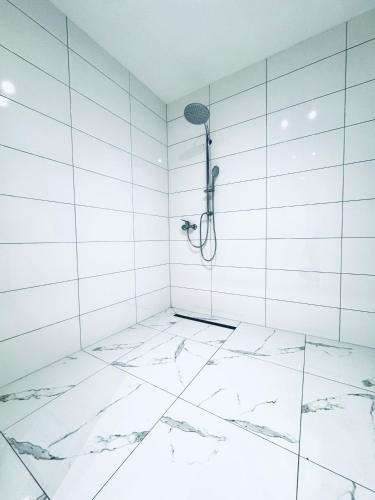 Bright Private Rooms in 4BR Apartment Near Kaufpark Alterlaa