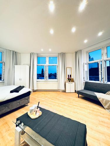 Bright Private Rooms in 4BR Apartment Near Kaufpark Alterlaa