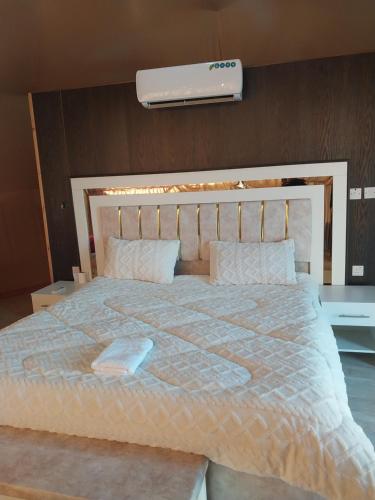 เตียงในห้องที่ Essam