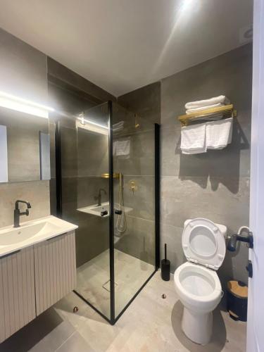 a bathroom with a shower and a toilet and a sink at הוד והדר in Netanya