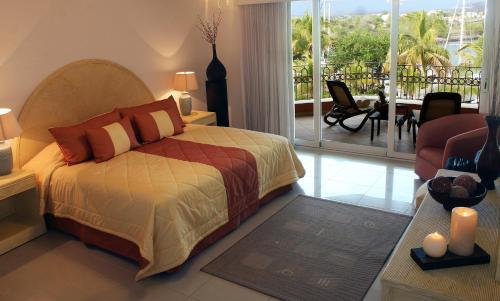 1 dormitorio con 1 cama y balcón en Marina Costa Bonita, en Mazatlán