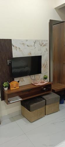 a flat screen tv sitting on top of a table at Royal Hotel in Begūn