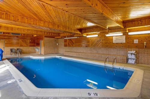 a large swimming pool with a wooden ceiling at Comfort Suites Anchorage International Airport in Anchorage