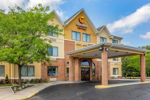 a rendering of a inn with a parking lot at Comfort Suites Dover University Area in Dover
