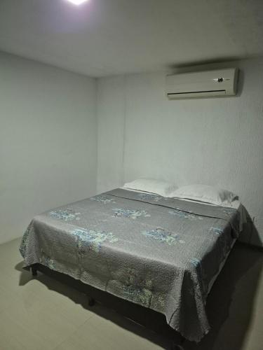 una camera da letto con un letto in una stanza bianca di Complejo Turístico El Morro a El Morto de Barcelona