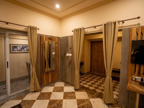 a room with curtains and a checkered floor at aurum villa's kodiyat in Nāi