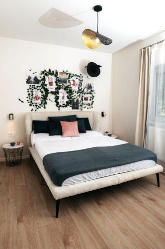 a bedroom with a bed with a painting on the wall at Wonder Bűbáj Mátrafüred in Gyöngyös