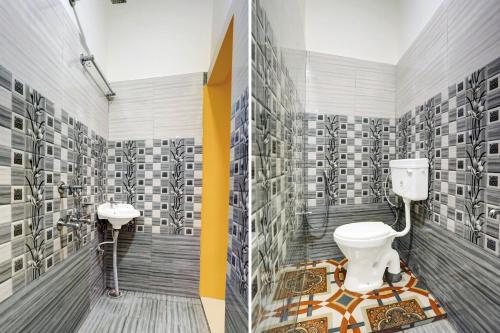 a bathroom with a toilet and a sink at Hotel O DS TANDOORI in Bokāro