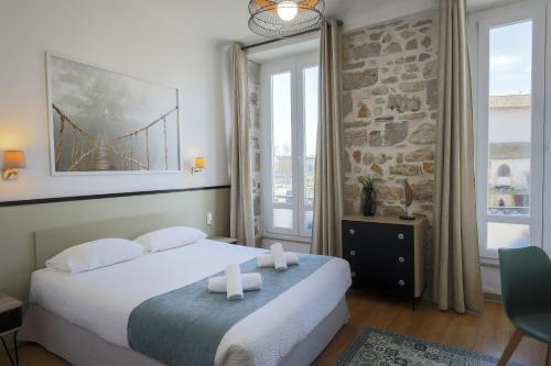 Postel nebo postele na pokoji v ubytování Hotel Cote Basque