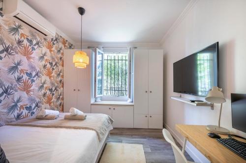 Antibes Townhouse Near Port & Old Town