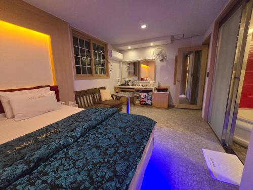 a hotel room with a bed and a kitchen at 레이크모텔 in Tongsal-li