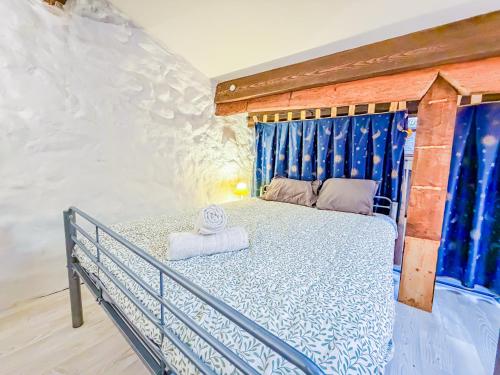 a bedroom with a blue bed with a blue curtain at Appartement 5 personnes Centre d'Agde in Agde
