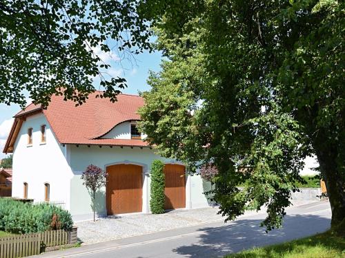EslarnにあるModern apartment in Eslarn with private gardenの茶色の扉と木の白い家
